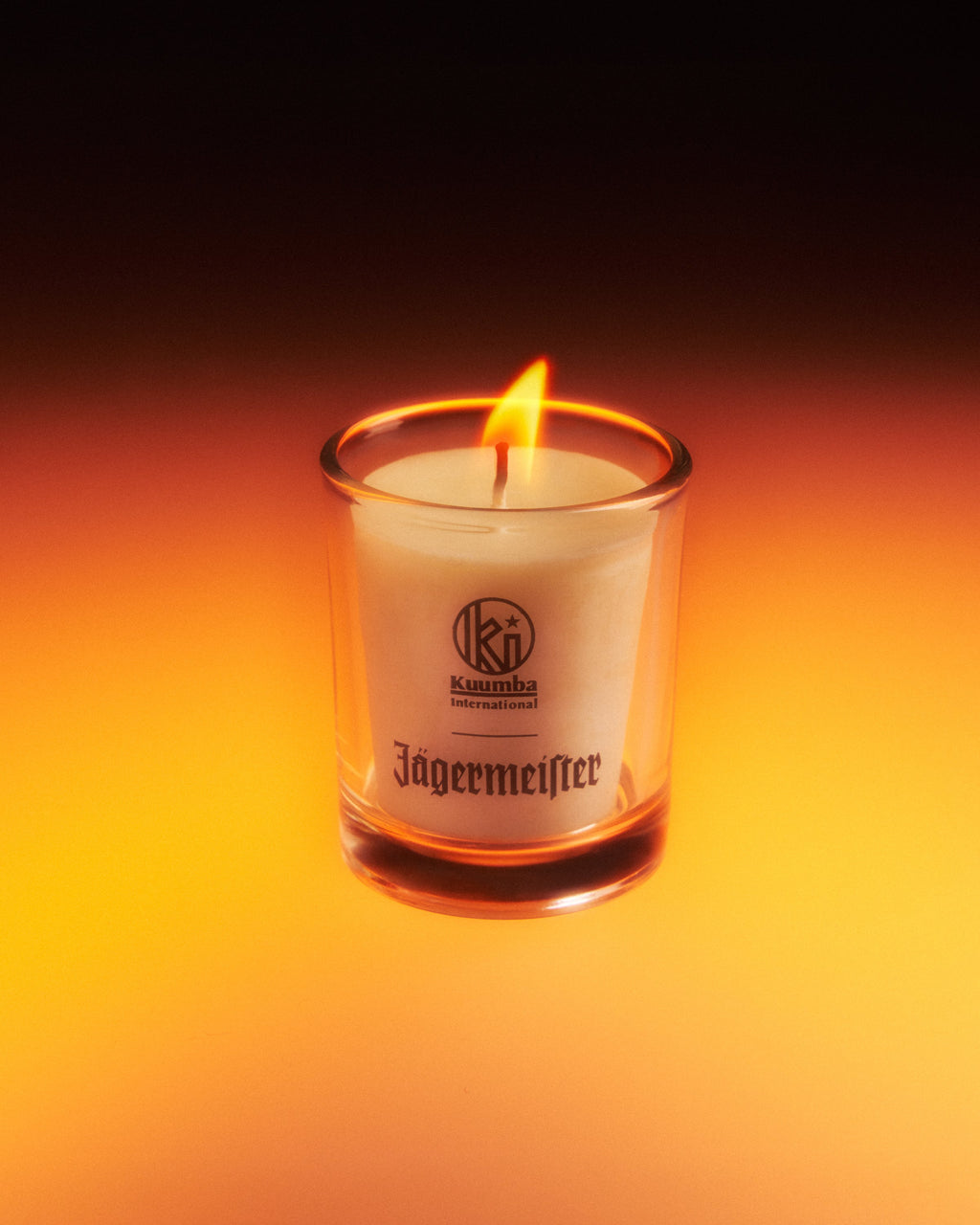 Vela Jagermeister num recipiente de vidro com fundo escuro