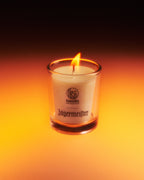 Vela Jagermeister num recipiente de vidro com fundo escuro