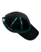Boné preto com interior verde e logótipo da marca Jägermeister visível.