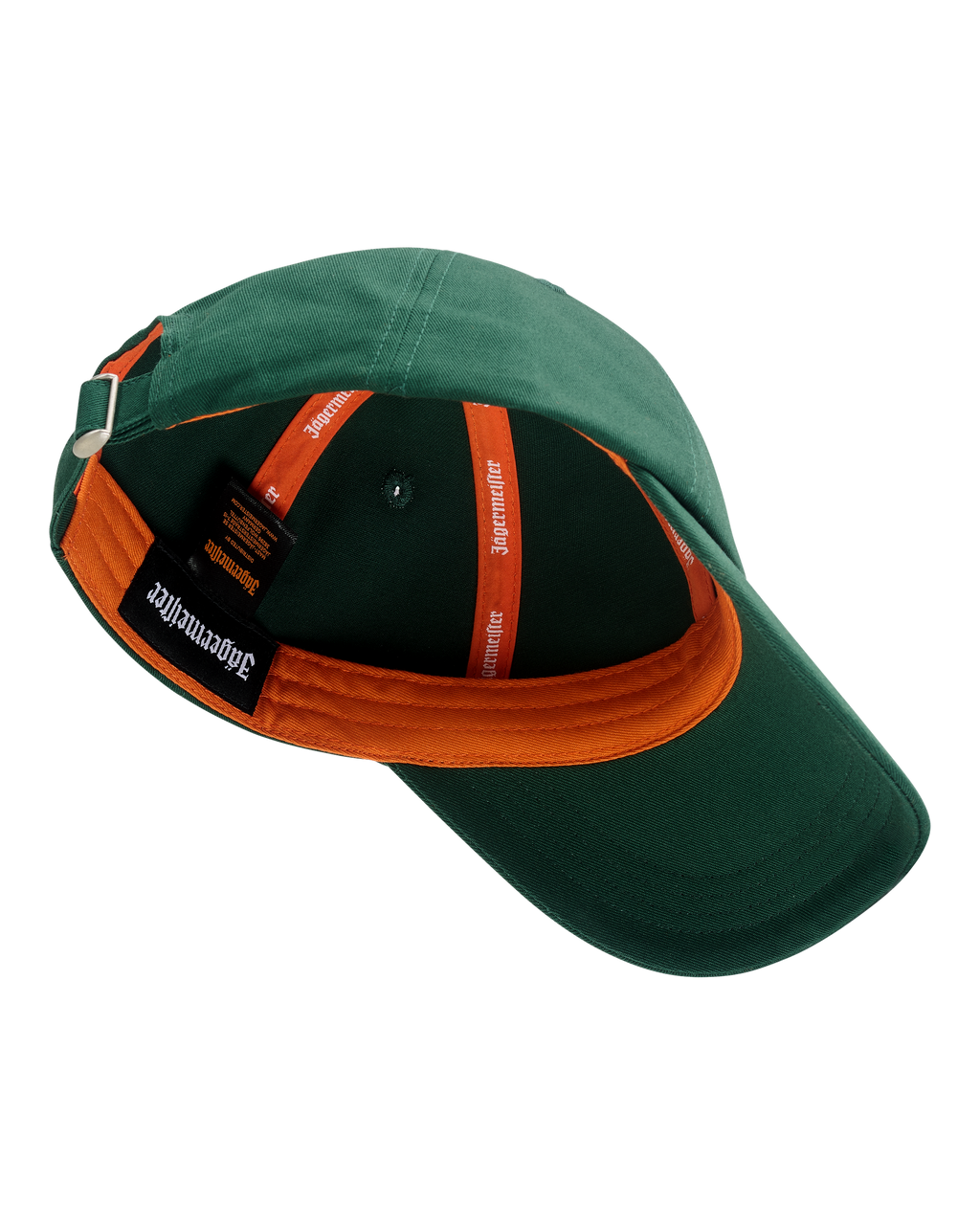 Boné tipo dad verde Jägermeister com o logótipo da marca visível no interior do boné.