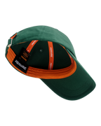 Boné tipo dad verde Jägermeister com o logótipo da marca visível no interior do boné.