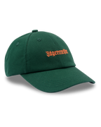 Boné de aba curva verde Jägermeister com logótipo wordmark Jägermeister em laranja na frente.