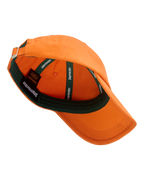 Boné tipo dad laranja Jägermeister com aba verde.