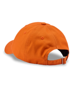 Boné tipo dad laranja Jägermeister visto de lado, sem qualquer logótipo visível.
