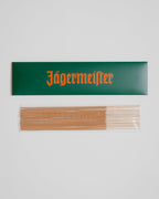Embalagem da marca Jägermeister com pauzinhos de incenso 
