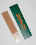 Pack de pauzinhos de incenso Jägermeifter com embalagem verde com logótipo wordmark