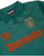 Plano aproximado de uma camisola verde com branding Jägermeister.