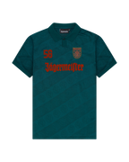Camisola verde Jägermeister com branding na frente.