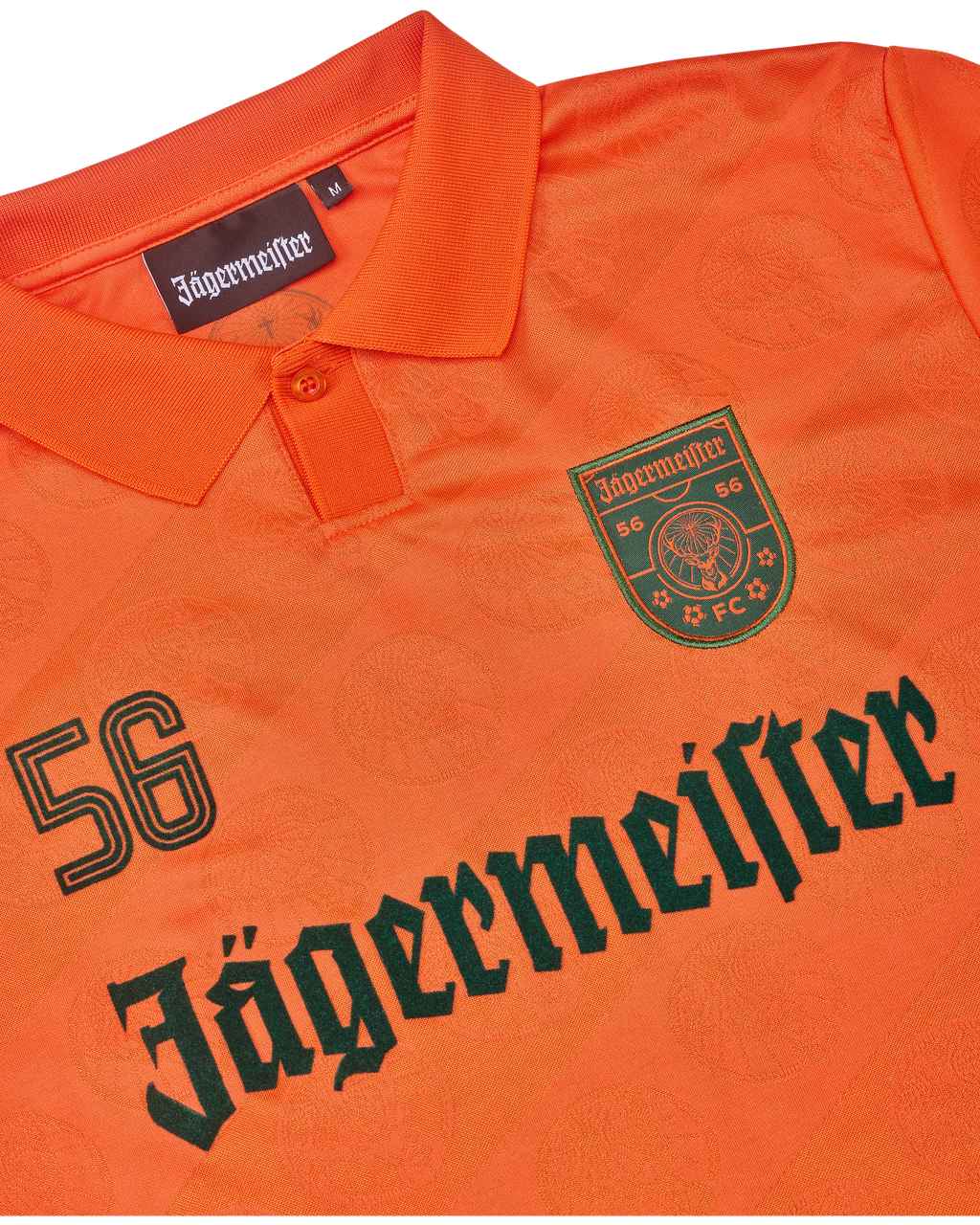 Camisola laranja com marca Jägermeister.