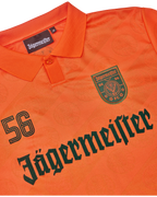 Camisola laranja com marca Jägermeister.