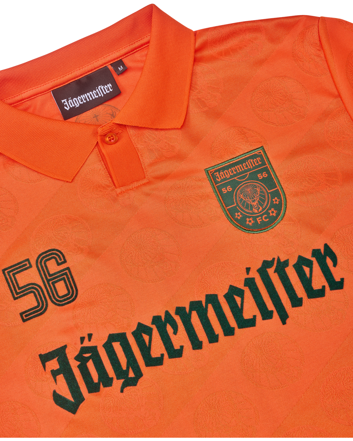 Camisola laranja com marca Jägermeister.