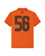 Camisola laranja com o número preto 56 nas costas.