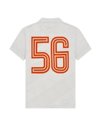 Camisola branca com o design laranja '56' nas costas.