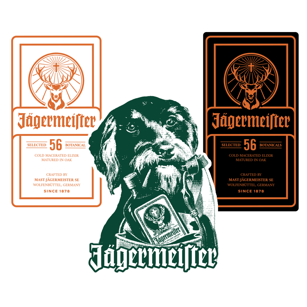 Rótulo da Jägermeister em branco e preto com logótipo laranja e logótipo com um cão a segurar um rótulo de garrafa de Jägermeister sobre um fundo branco