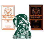 Rótulo da Jägermeister em branco e preto com logótipo laranja e logótipo com um cão a segurar um rótulo de garrafa de Jägermeister sobre um fundo branco