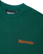 T-shirt verde com o texto Jägermeister laranja no peito.