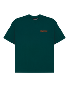 T-shirt verde Jägermeister com um pequeno logótipo em texto laranja no peito.