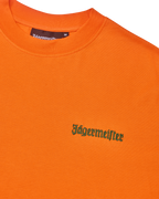 T-shirt laranja com logótipo Jägermeister verde no peito.